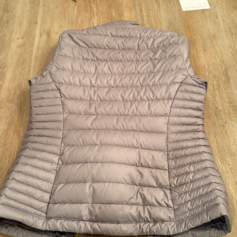 Patagonia Women’s Light Weight Grey Jacket - Picture 4 of 4
